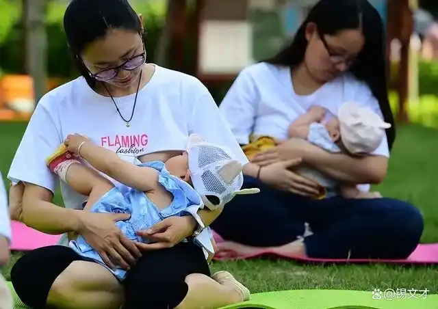 宝宝吃奶时总不停地扭动,这可不是"没洗澡",3个原因需注意