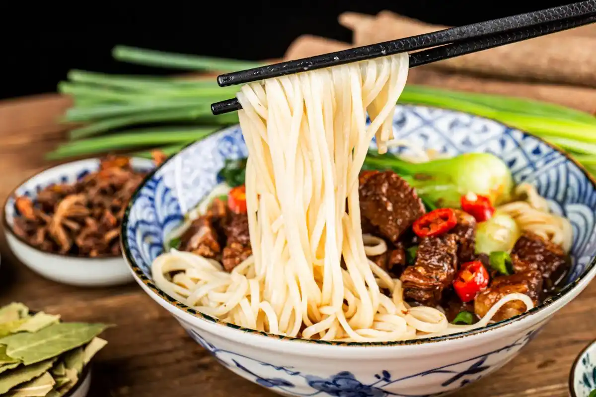 随着武汉大众消费能力的提高,味道鲜美但价格偏贵的湖南米粉/长沙米粉