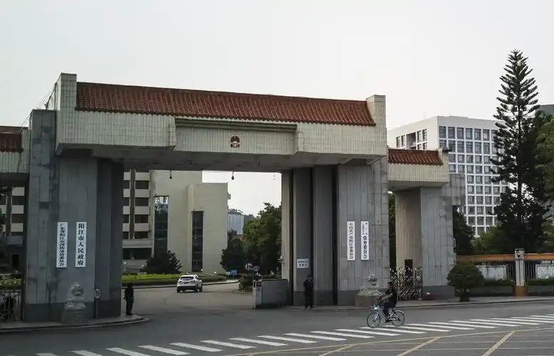 亲民朴素的市人民政府大门.