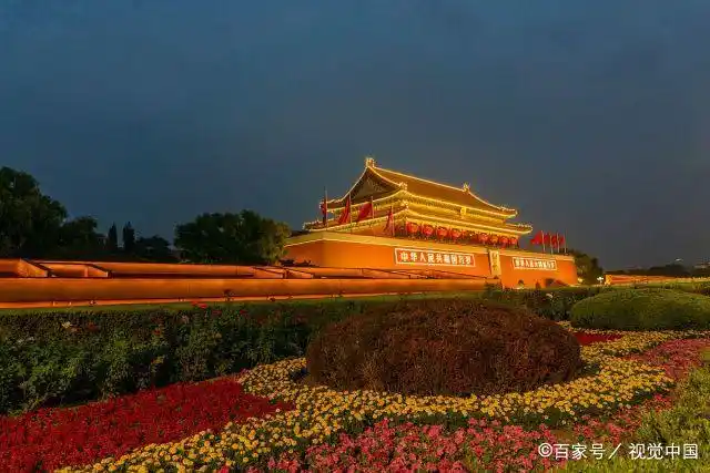 2020年10月8日,北京,节日期间的天安门广场,到处披上节日的盛装,热闹