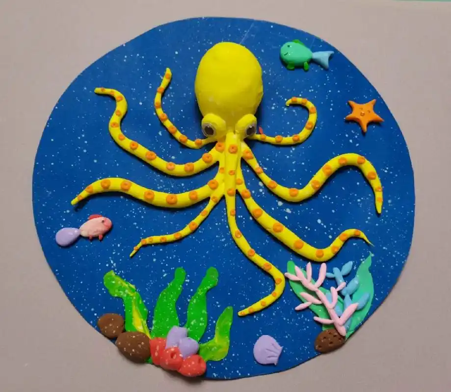 (图二是一年级孩子的作品) 材料:蓝色卡纸,超轻粘土,面巾纸,黏土工具