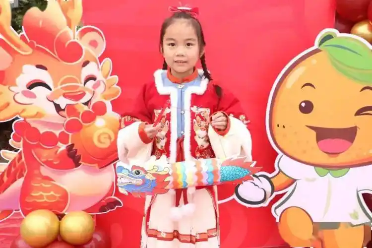 港区小学善美少年们化身小龙人,与老师们一起写福字,画糖人,许心愿
