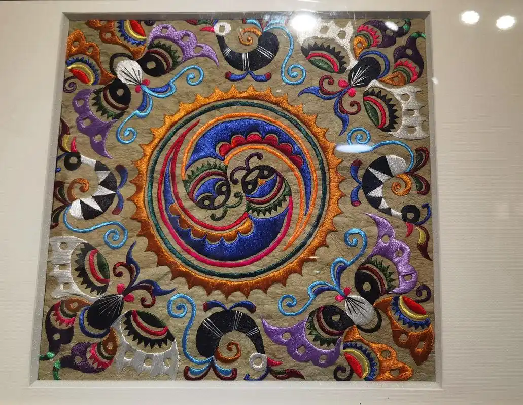 "彩蝶映绣"贵州苗族绣品艺术展开幕,带你了解精美苗绣