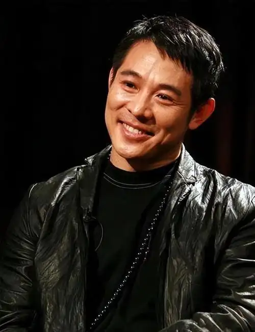 见到了心中偶像李连杰,大岛由加利很激动,伸出手握了李连杰的手