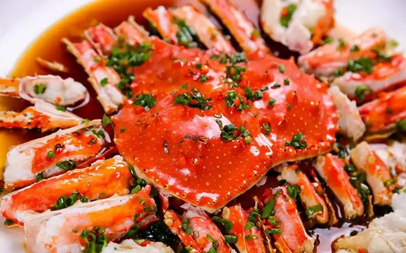 帝王蟹是一种高端食材,比方说清蒸,刺身,打边炉等都可保持它的原汁