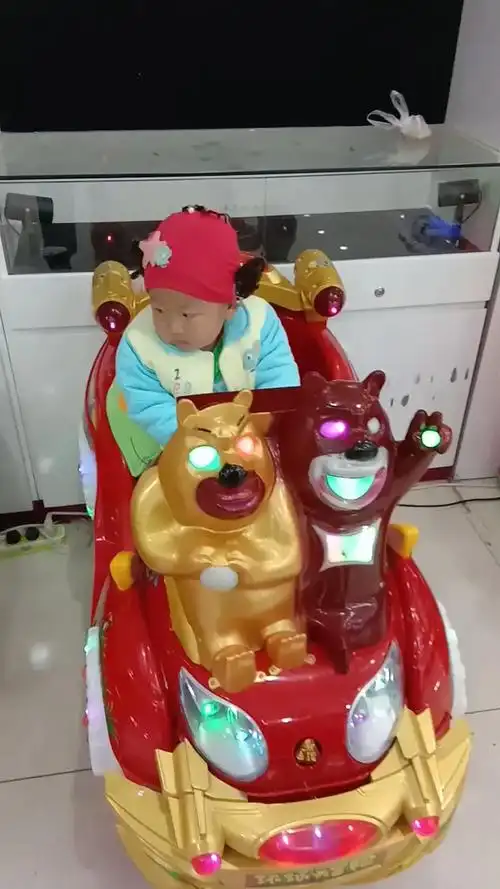 宝贝孙孑坐摇摇车