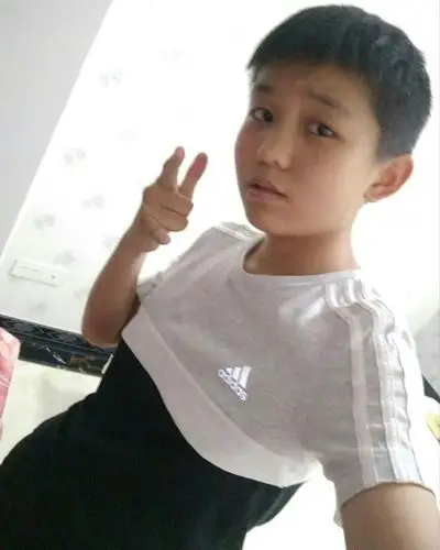 网恋对象,你们觉得长得怎么样,要不要分,他13,我14