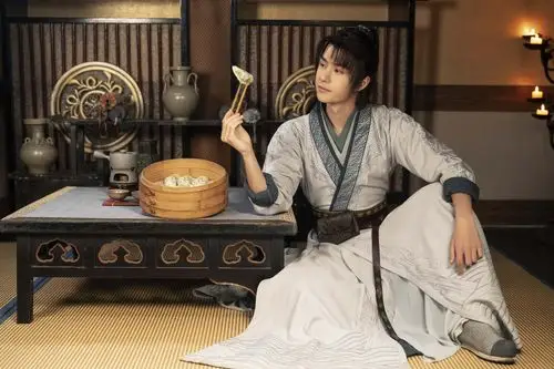 《有翡》新剧照,翩翩公子谢允公子一袭白色布衣服手持画卷_高清图集