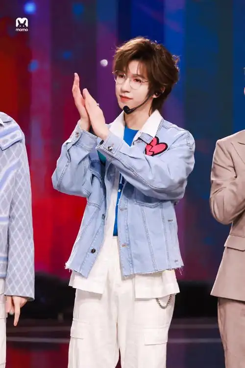 卡代言人#98#贺峻霖把麦递给粉丝#谁也不能拒绝戴金丝眼镜的贺峻霖!