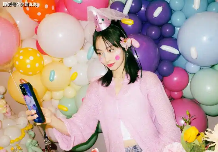宋茜晒照庆贺37岁生日:粉色毛衣好清新,怼脸自拍状态佳!