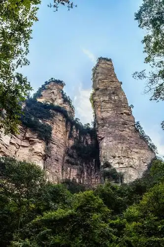 金鞭溪旁的"神鹰护鞭".
