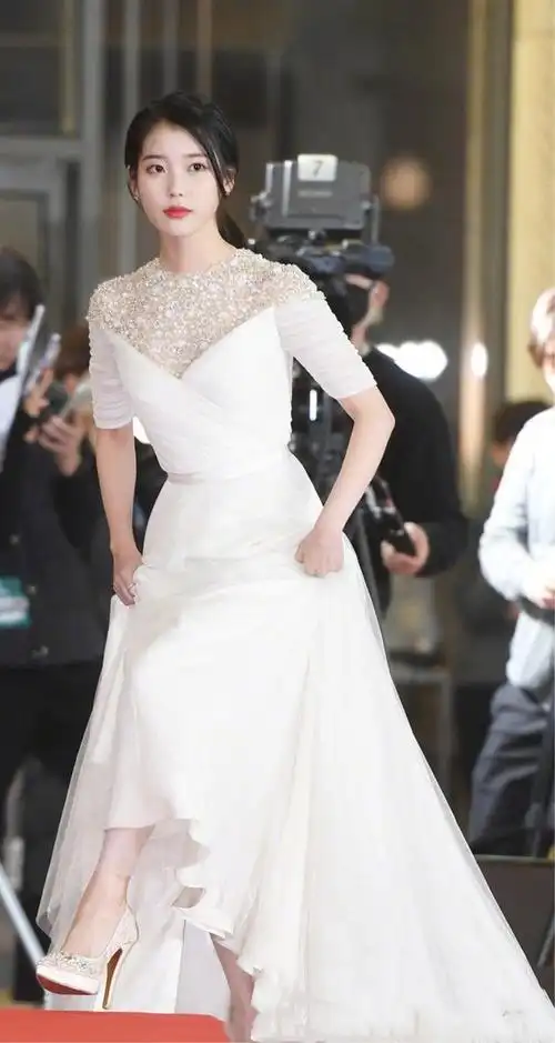 国民妹妹iu也太美了穿白色礼服出席典礼如仙女下凡