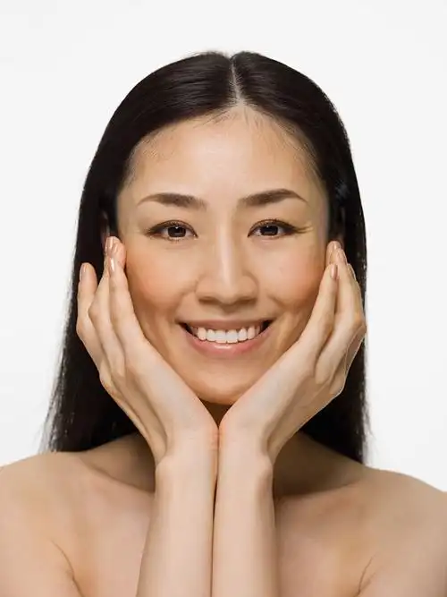 双手托起脸颊的女孩图片图片[高清图片,jpg格式]