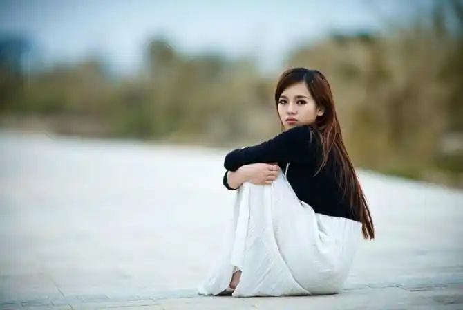 回头凝望的美女