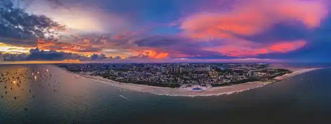 人们常说广西有两宝,"北有桂林山水,南有北海银滩",桂林