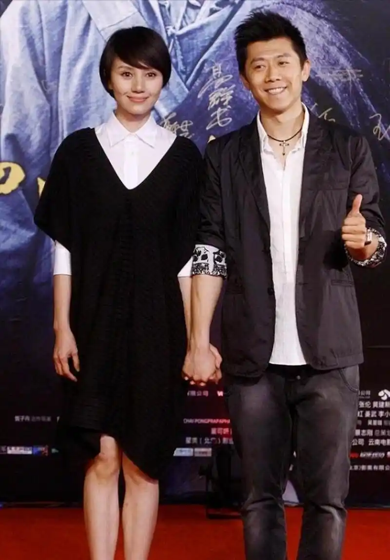 袁泉和老公牵手亮相,裙子领口低搭穿件白衬衫,却意外显得惊艳.