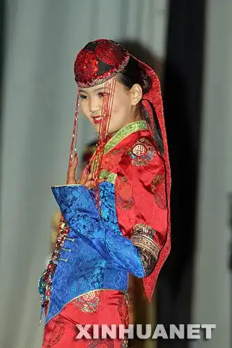 7月5日,"蒙古国小姐"选美比赛参赛选手进行蒙古民族服饰展示.