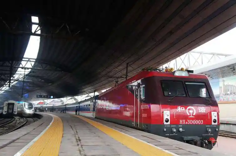 进站,t47次列车北京站二台待发.