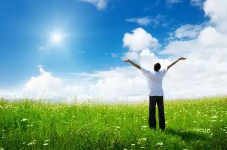 阳光下放松情侣赤脚放松享受自然情侣拥抱和红色的领域中呼吸新鲜空气