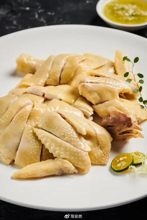 白切冰皮土鸡,选用饲养满18个月的广西黄老鸡,搭配自制白卤水,经主厨