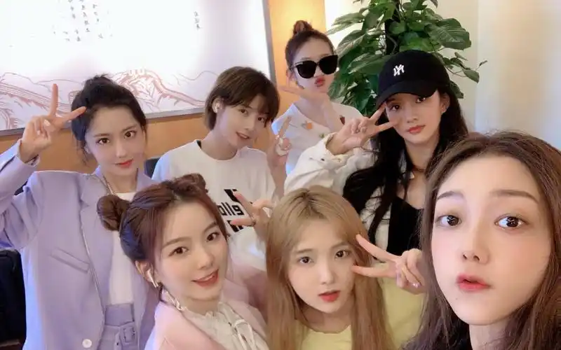 硬糖少女集体化身复古歌姬,手扶立麦绝美眼神杀!