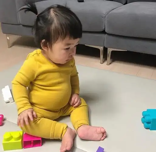 忧郁的小眼神浑圆的小肚子这个韩国小女孩也太直击灵魂了吧