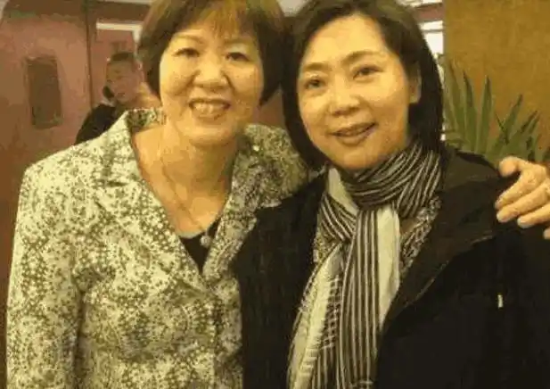 老女排周晓兰一家人近照,她的丈夫资料照片