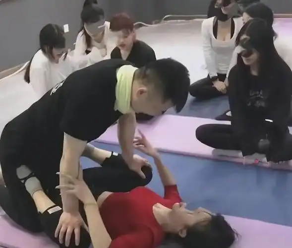 不忍直视瑜伽教练与女学员体位紧贴明显起反应趁机耍流氓
