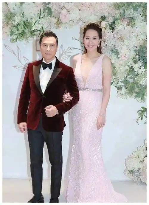 例如,甄子丹和他的妻子汪诗诗过去出席活动,他们的衣服非常时尚和引人