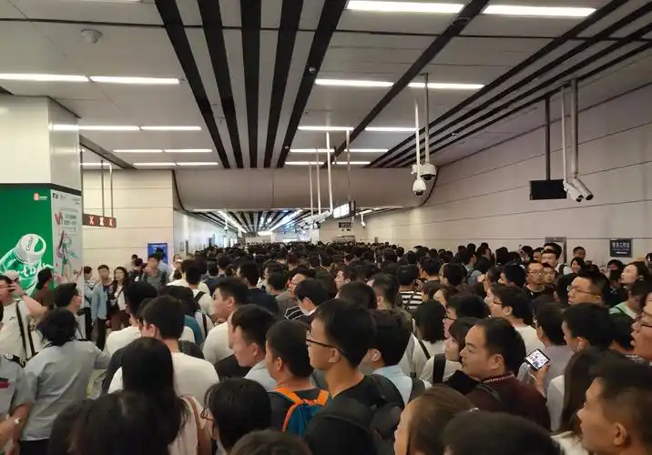 地铁10号线知春路站扶梯故障人潮拥挤