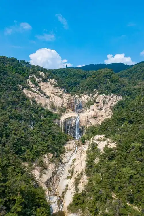 蒙阴县城南18km,东西雄列,绵延百余里,现为世界地质公园,国家5a级旅游