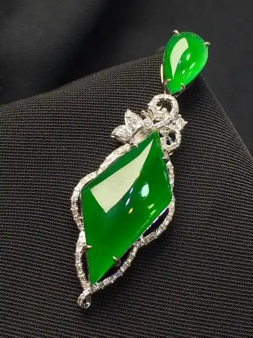 时尚设计18k金豪华镶嵌正品玉石缅甸天然翡翠a货冰种阳绿菱形吊坠