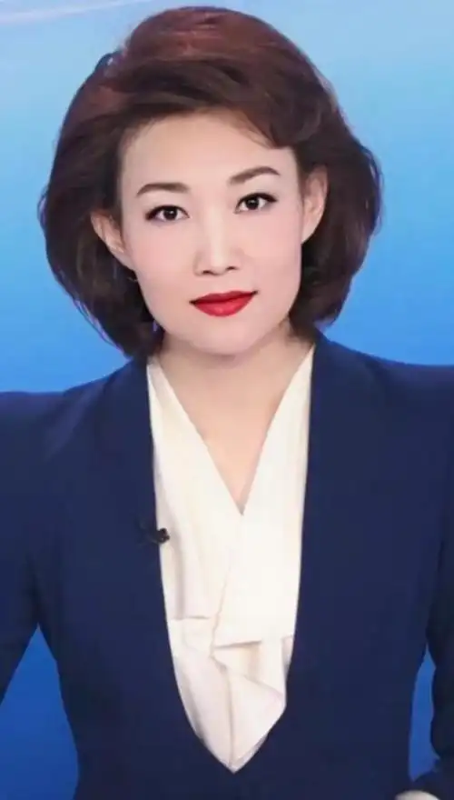 但现实中,李梓萌绝不是那么老土,严肃端庄的样子,那完全是因为工作