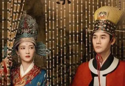 曹皇后的弟弟曹国舅,是八仙之一,关于他成仙的传说有三个版本