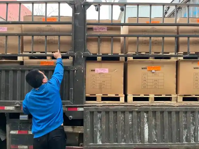 4月21日,吉林长春,张广忠下车装货.新京报记者 杜寒三 摄