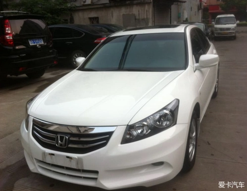 本田雅阁白色