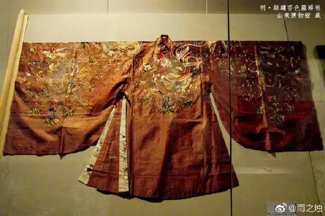 【博物馆】孔府旧藏明代服饰——彩绣香色罗蟒袍,@山东博物馆藏.