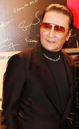 谢贤年轻时多厉害?李小龙与他合影靠边站,拍一部戏能买一栋大厦