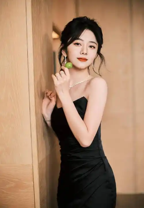 谭松韵黑色缎面垂坠连衣裙