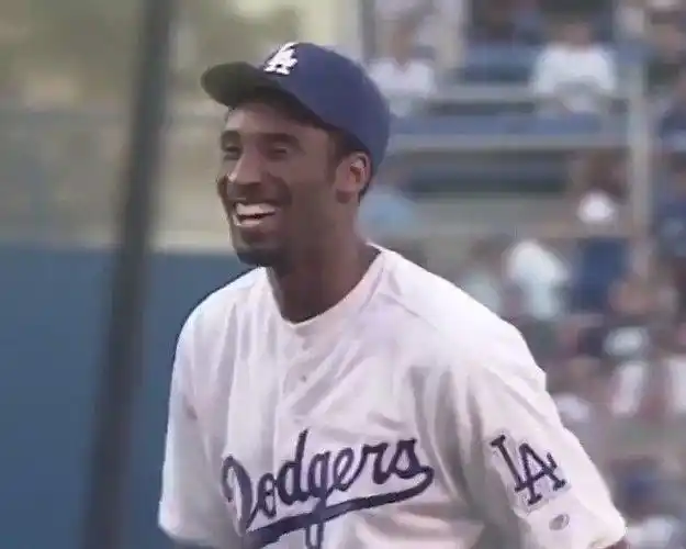 满脸的青涩2000年科比为洛杉矶道奇棒球队开球67