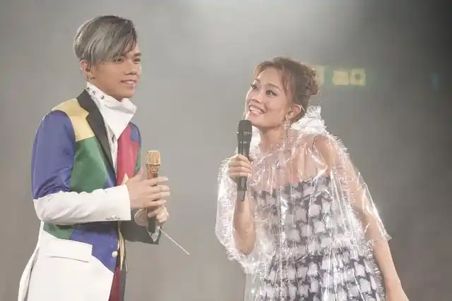 张敬轩演唱会放飞自我妖艳开唱,容祖儿任嘉宾直呼两人是好姐妹