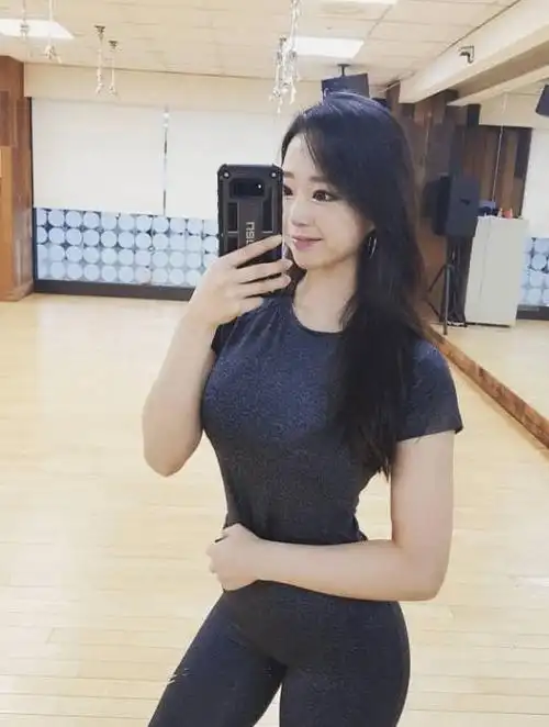 酷爱健身的小姐姐,体重仅为95斤,"纸片腰"身材引发众人热议