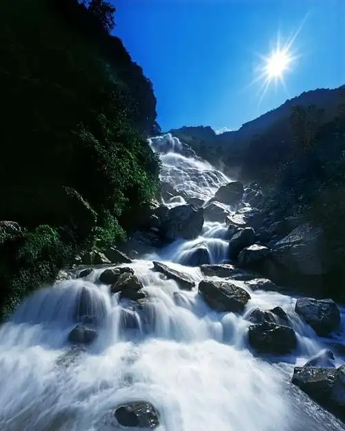 少数民族多,当外省人来到云南就会被独特气候,新鲜空气,美丽人文风景