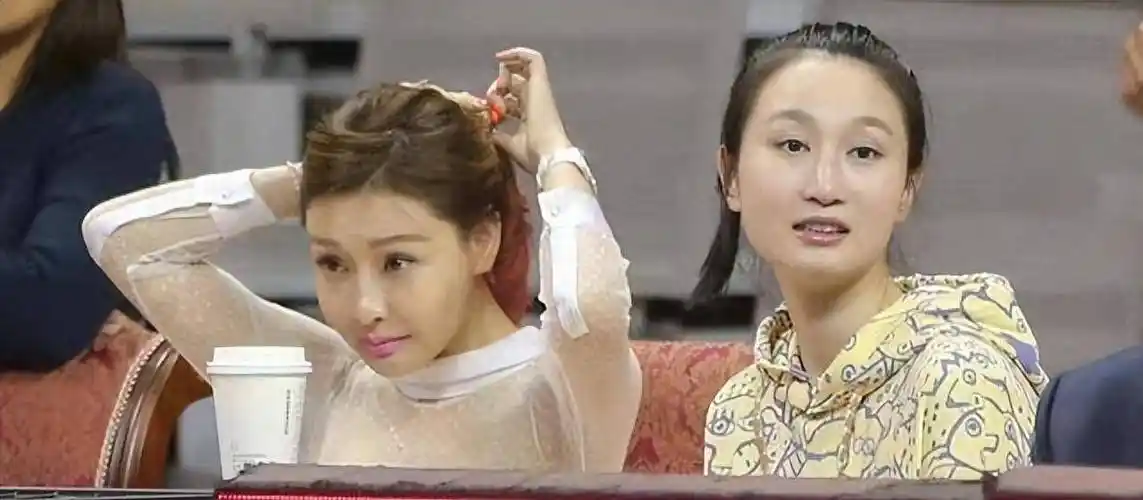 吊带上衣露纹身韵味十足,40岁身家超40亿_吴迪_广东宏远队_篮球季后赛