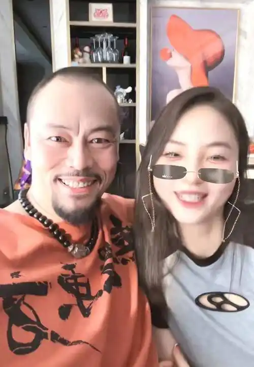 晋松与李汶桐同框像父女,想亲一口却被推开,否认靠钱抱得美人归_老婆