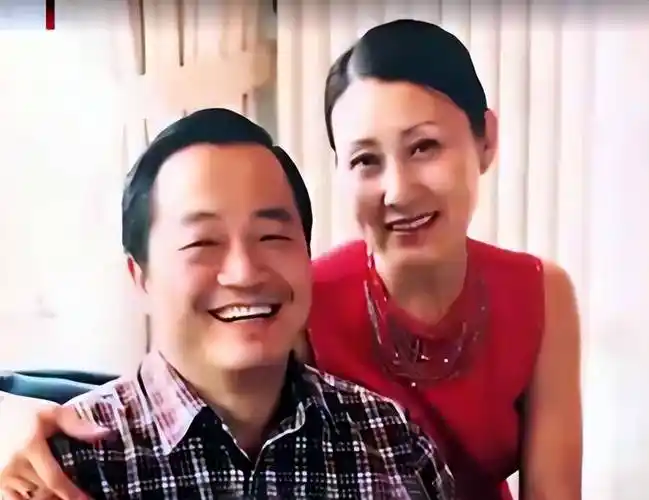 张凯丽与富豪老公秀恩爱老夫老妻牵手逛夜市穿平价国货接地气