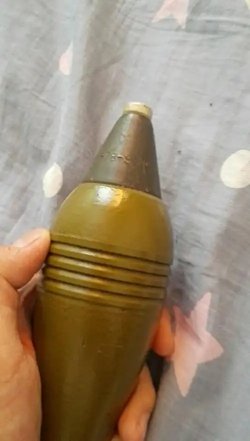 有没有收藏过迫击炮弹的朋友,麻烦告知一下,弹头和弹壳之间没有螺丝