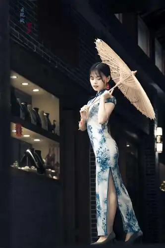 写美篇印象中的旗袍是那江南女子 穿着丝绸的旗袍,撑着一把油纸伞