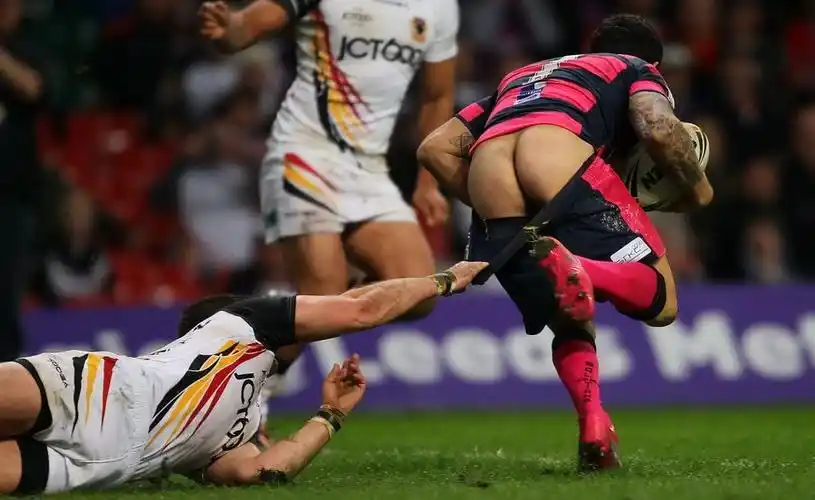 橄榄球赛场上被拽掉短裤的尴尬瞬间