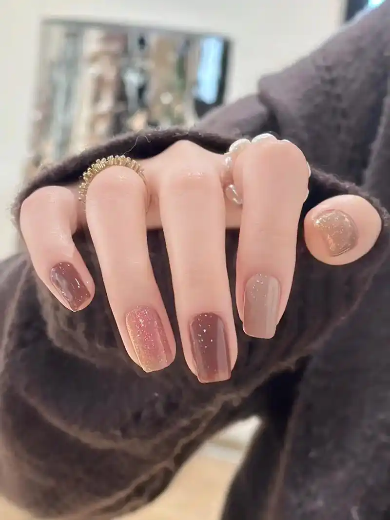 海芋恋04温柔珊瑚海 奶茶色简约美甲.#指甲油 #短指甲也可 - 抖音